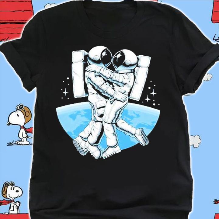 Astronaut Couple Kissing T-Shirt t-shirt