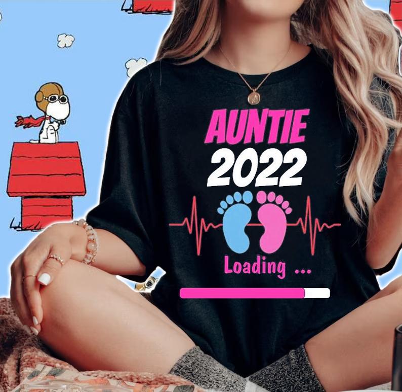 Auntie 2022 Pregnancy Announcement First time Auntie T-Shirt t-shirt
